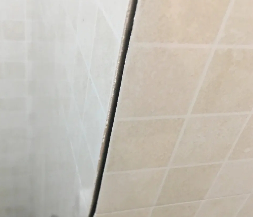 山阴瓷砖空鼓维修公司分享阳台瓷砖脱落的修复过程可以分为以下几个步骤