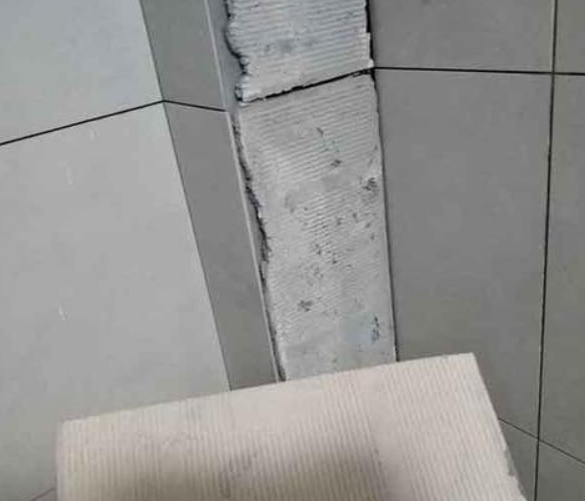 山阴瓷砖空鼓维修公司分享下厨房瓷砖脱落的补救措施。